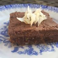 Tofurnik: ciasto z migdałowo-daktylowym spodem oraz mocno czekoladową górą