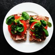 Kanapka z tuńczykiem, pomidorem, sałatą i szczypiorkiem