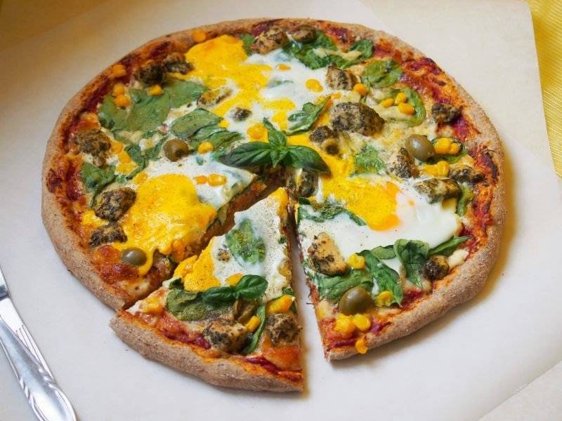 Pizza pełnoziarnista z jajkiem sadzonym i szpinakiem
