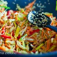 Makaron ryżowy z warzywami w azjatyckim stylu