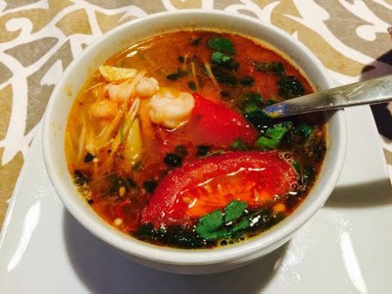 Ostro kwaśna tajska zupa z krewetkami TOM YUM GOONG