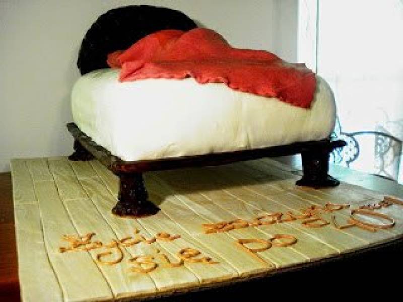 Tort w kształcie łóżka