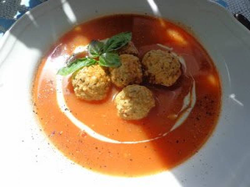 Zupa krem z pomidorów z klopsikami w stylu śródziemnomorskim
