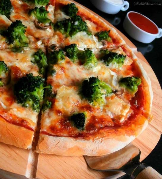 Domowa Pizza z Brokułami i Pieczarkami