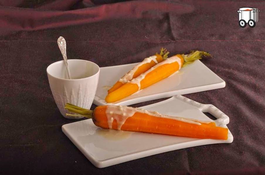 Gotowana młoda marchewka z sosem z tahiny