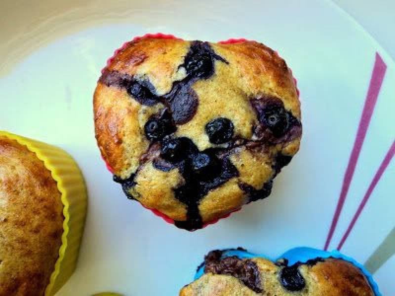 Pełnoziarniste muffinki jogurtowe z kakaowym twarożkiem i jagodami :)