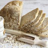 Drożdżowy pszenny chleb półrazowy z dodatkiem płatków owsianych, siemienia lnianego i prażonych ziaren słonecznika