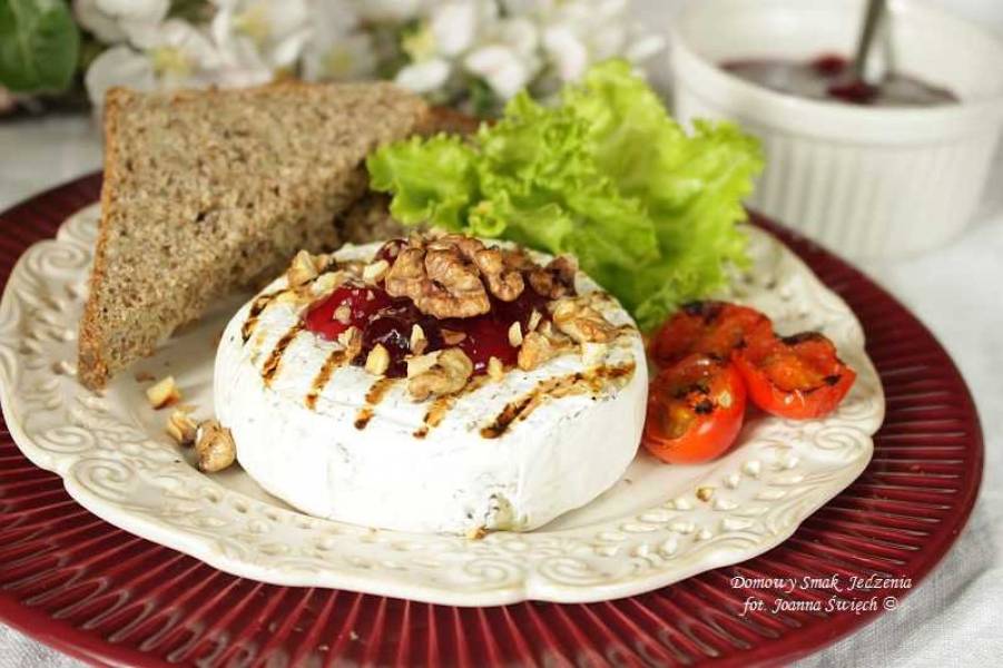 grillowany camembert z żurawiną