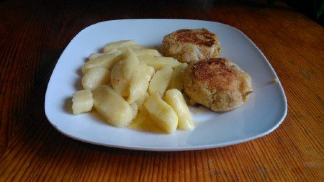 kotlet z kalafiora ,cebuli i pieczarek