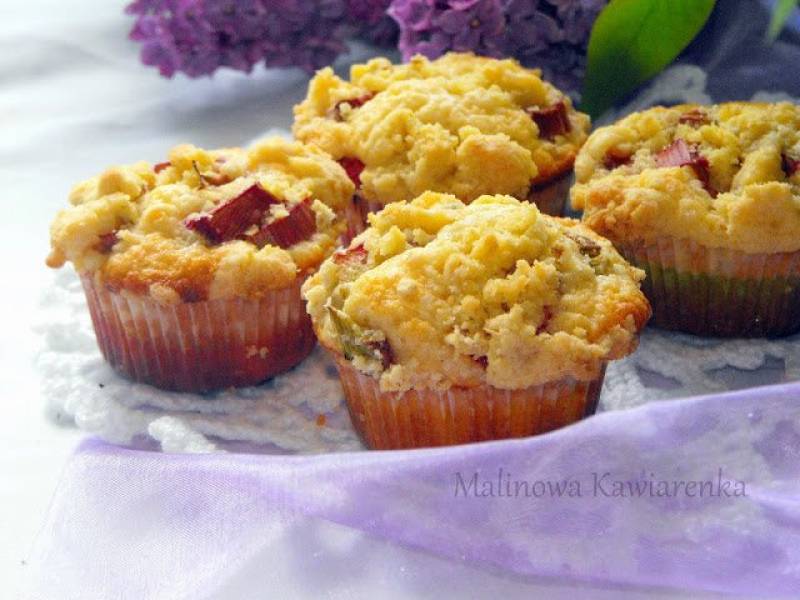 Muffiny z rabarbarem i kruszonką.