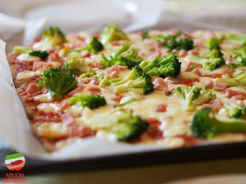 Pizza razowa z szynką i brokułami