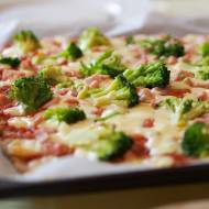 Pizza razowa z szynką i brokułami