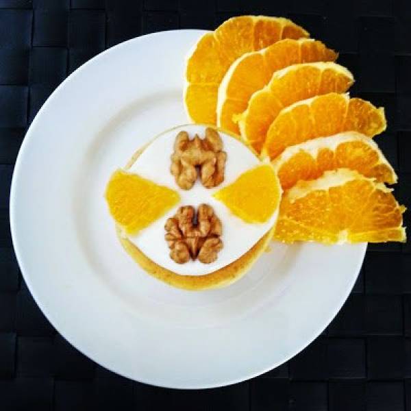 Placuszki kukurydziane z jogurtem, pomarańczami i orzechami
