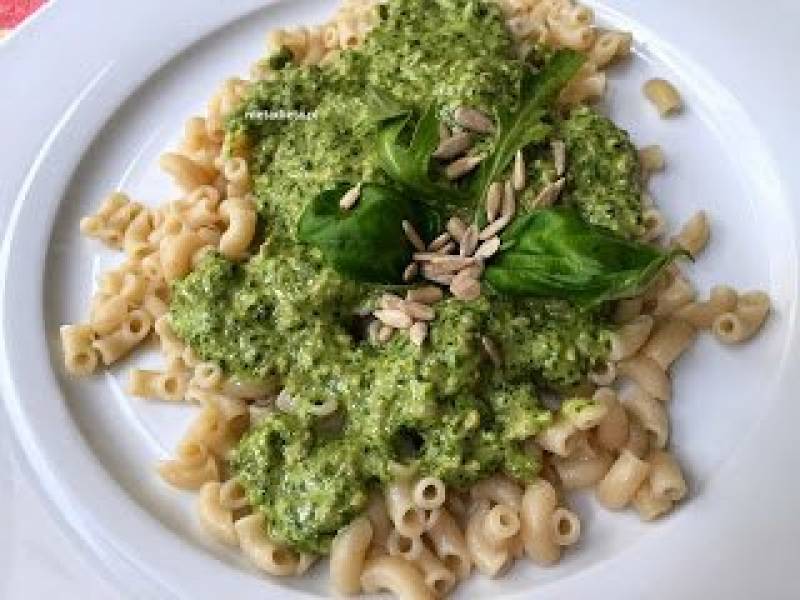 Pesto z rukoli i bazylii. Danie wegetariańskie, bezglutenowe