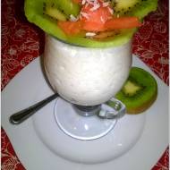 Pudding ryżowy z kokosową nutą i owocami