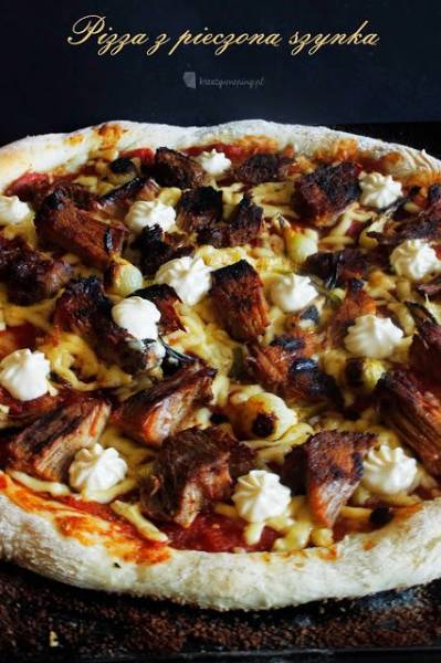 Pizza z pieczoną szynką i majonezem