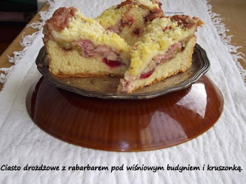 Ciasto drożdżowe z rabarbarem pod wiśniowym budyniem i kruszonką.