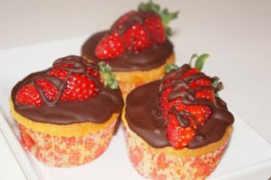 Waniliowe (wersja II) cupcakes z czekoladą i truskawkami