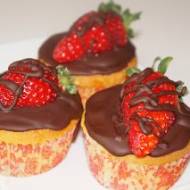 Waniliowe (wersja II) cupcakes z czekoladą i truskawkami
