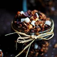 Wiśniowa granola z kandyzowanym kokosem i czekoladą