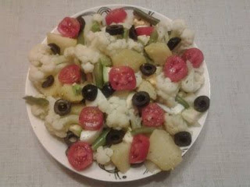 Sałatka z ziemniaków z kalafiorem, fasolką szparagową i oliwkami