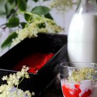 Domowy jogurt aromatyzowany kwiatami czarnego bzu z truskawkową granitą