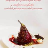 Gruszka Goplany duszona w czerwonym winie z nadzieniem fudge o smaku czekolada-pistacja