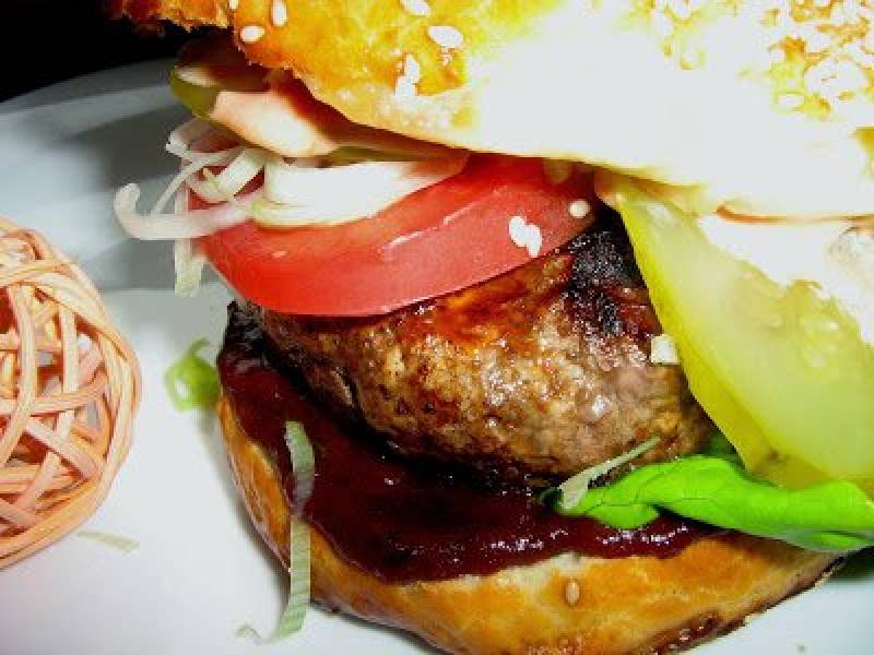 Hamburgery wołowe z czereśniami w domowej bułce z ketchupem czereśniowym