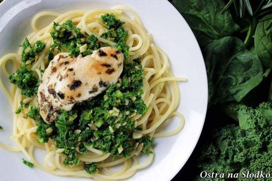 SPAGHETTI Z JARMUŻOWYM PESTO I GRILLOWANYM KURCZAKIEM