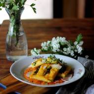 Grillowana polenta ze szparagami i sosem z pieczonych pomidorów