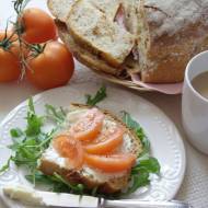 Pszenny chleb z suszonymi pomidorami i ziołami prowansalskimi