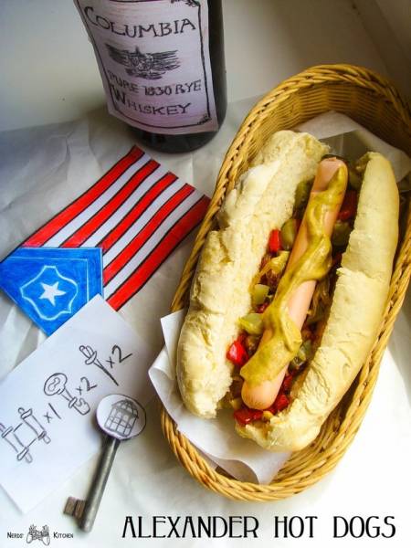 HOT DOG – BIOSHOCK INFINITE – hot dog z pikantną karmelizowaną cebulą w whisky, grillowaną papryką oraz korniszonami