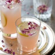 Pięknie różowy napój rabarbarowy z wodą różaną
