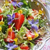 Surówka z wiosennymi kwiatami, truskawkami i serem blue