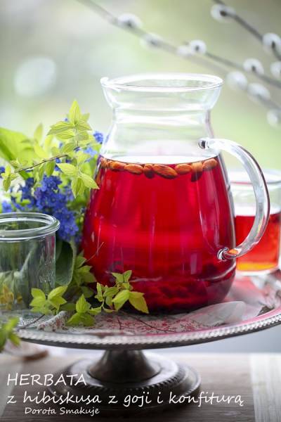 Herbata z hibiskusa z jagodami goji i konfiturą