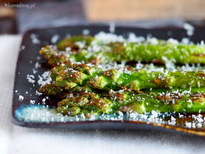 Szparagi z czosnkiem i parmezanem / Parmesan and garlic asparagus