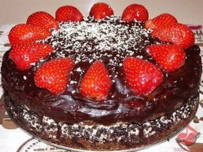 Tort czekoladowy z truskawkami