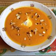 Zupa-krem marchewkowo pomarańczowa z migdałami.