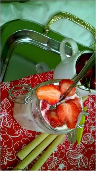 Śmietankowy serniczek nadziany truskawkami, czyli moje słodkie śniadanie