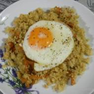 Jajka sadzone z quinoą i kurkami (grzybami leśnymi)