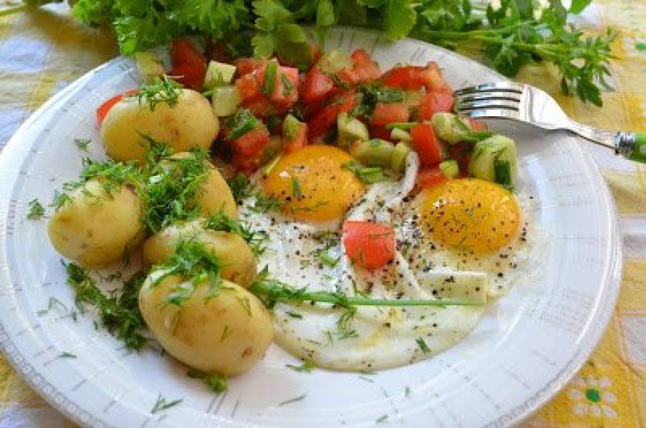 Jajko sadzone z młodymi ziemniaczkami i sałatką