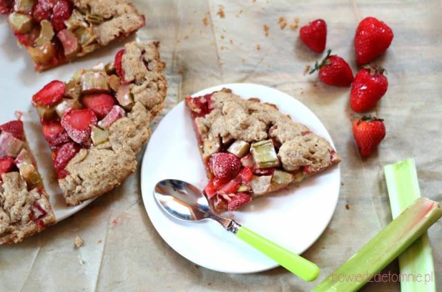 Pełnoziarnista tarta z truskawkami i rabarbarem - 245 kcal