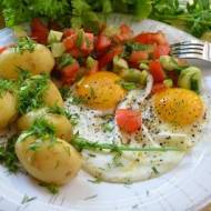 Jajko sadzone z młodymi ziemniaczkami i sałatką