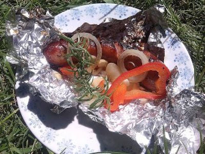 Grillowana kiełbasa z warzywami.