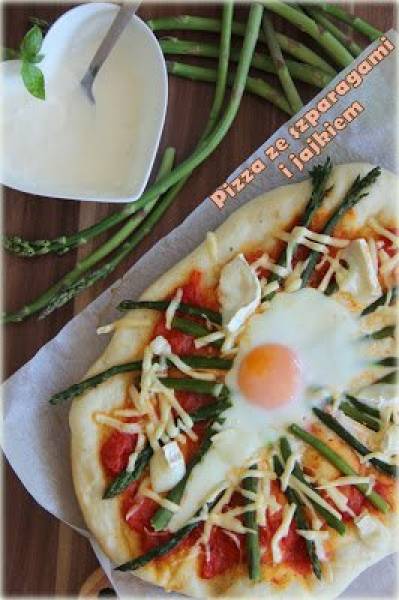 Pizza ze szparagami i jajkiem