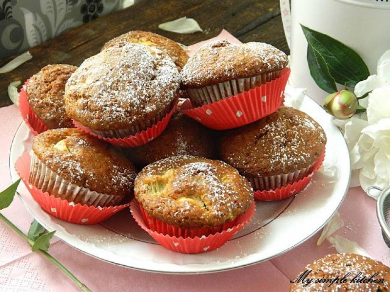 Muffinki z rabarbarem i orzechami