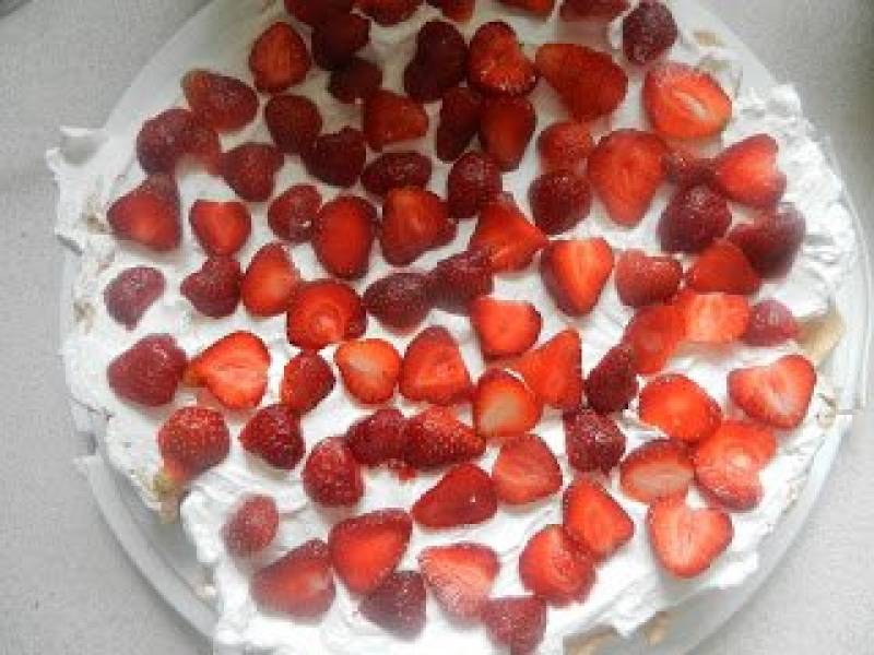 Tort śmietanowo-bezowy z truskawkami