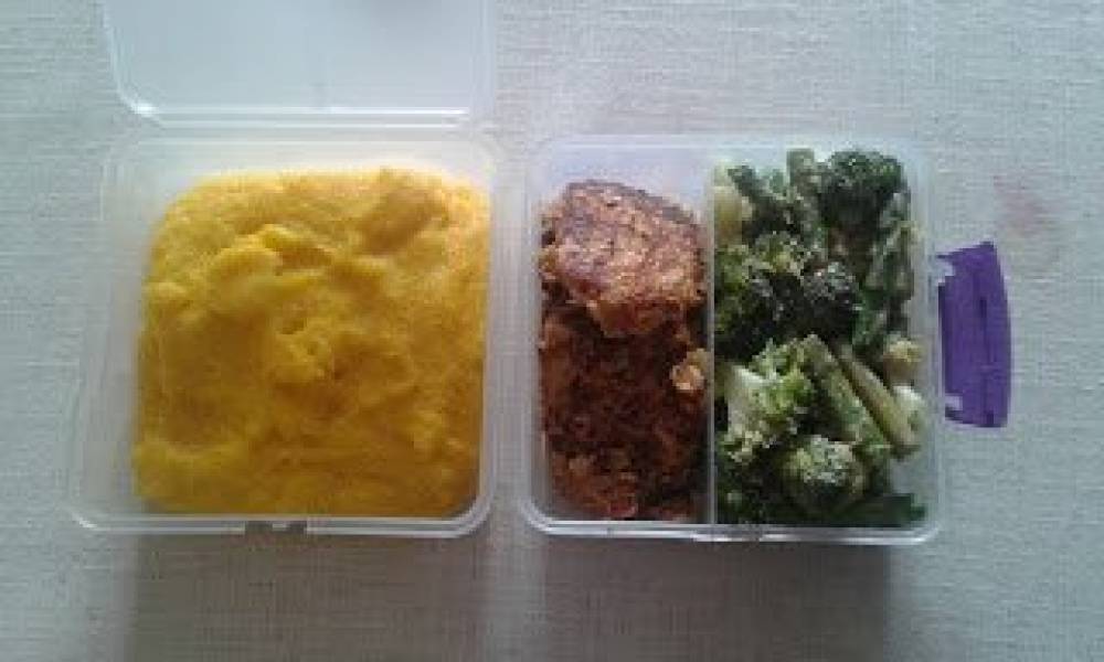 LunchBox: polenta+ kotlety z fasoli + brokuł w tahini