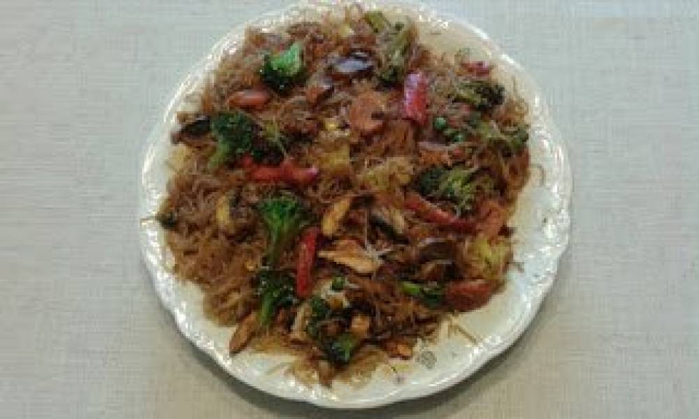 Makaron ryżowy smażony z tofu, warzywami i tahini