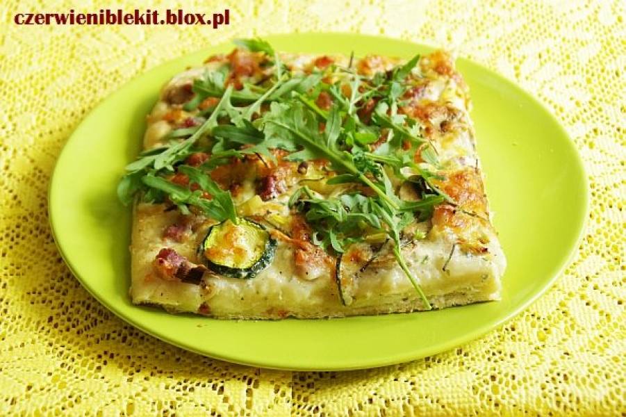 Pizza z białymi szparagami i lazurowym sosem